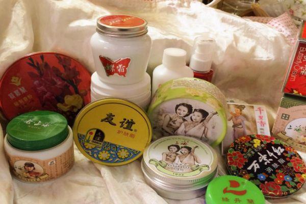 雪花膏应该擦什么部位 雪花膏的正确用法 雪花膏应该擦什么部位 雪花膏的正确用法