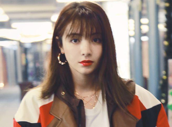 麦迪娜在姜潮面前大跳新疆舞,柔美的舞姿让人看呆,身段更专业级