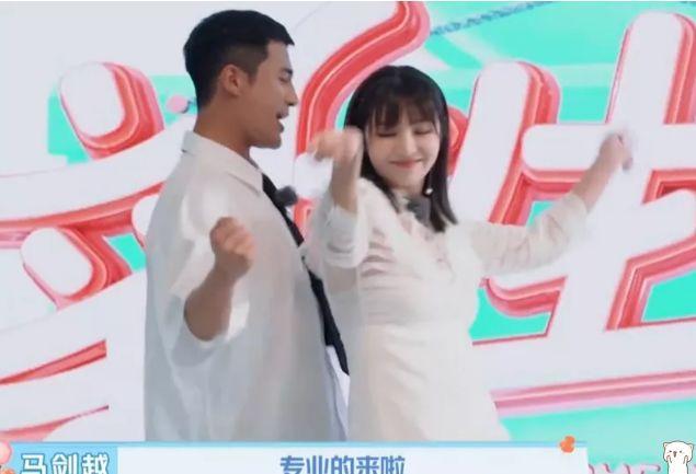 麦迪娜在姜潮面前大跳新疆舞,柔美的舞姿让人看呆,身段更专业级