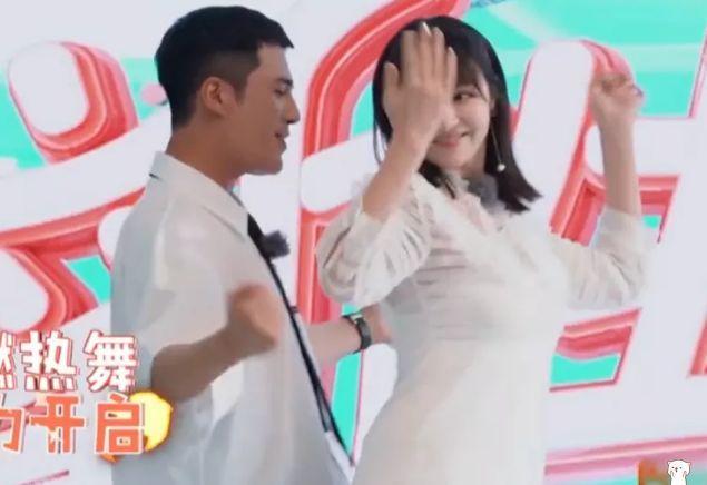 麦迪娜在姜潮面前大跳新疆舞,柔美的舞姿让人看呆,身段更专业级