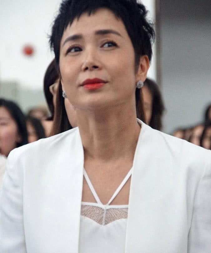 48岁蒋雯丽近照曝光，网友：这才是真实自然的容貌