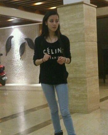 迪丽热巴大学非主流寝室照曝光,忧郁眼神中夹杂妩媚妖娆