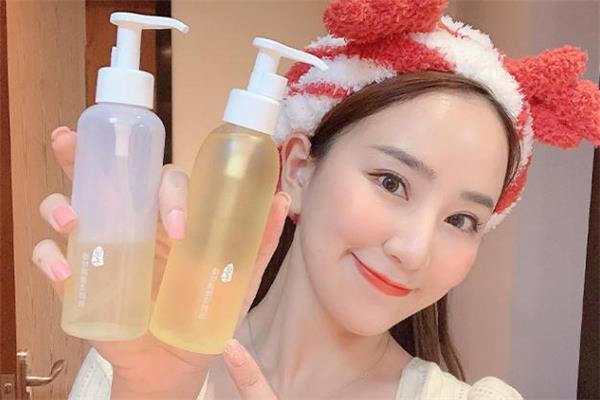 逐本卸妆油怎么打开 逐本卸妆油怎么用 逐本卸妆油怎么打开 逐本卸妆油怎么用