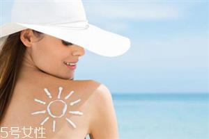 秋冬可以用50倍防晒霜吗 秋冬季节也需要补涂防晒 秋冬可以用50倍防晒霜吗 秋冬季节也需要补涂防晒