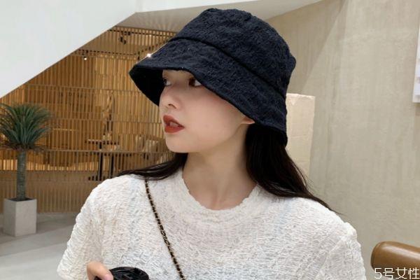 夏季遮阳帽选什么颜色 夏天戴黑色帽子防晒吗 夏季遮阳帽选什么颜色 夏天戴黑色帽子防晒吗