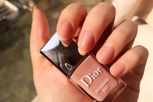 指甲油买什么牌子的好 指甲油买可撕拉的好还是不可撕拉的好 指甲油买什么牌子的好 指甲油买可撕拉的好还是不可撕拉的好