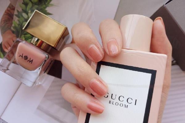 指甲油买什么牌子的好 指甲油买可撕拉的好还是不可撕拉的好 指甲油买什么牌子的好 指甲油买可撕拉的好还是不可撕拉的好