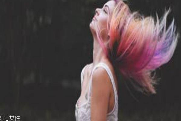 发膜抹到头皮了怎么办 可以用控油的洗发水清洗