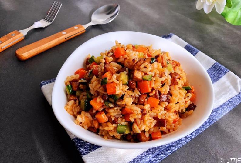 老干妈炒饭怎么做 老干妈炒饭要不要放盐 老干妈炒饭怎么做 老干妈炒饭要不要放盐