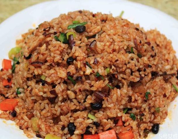 老干妈炒饭怎么做 老干妈炒饭要不要放盐 老干妈炒饭怎么做 老干妈炒饭要不要放盐