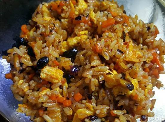 老干妈炒饭怎么做 老干妈炒饭要不要放盐 老干妈炒饭怎么做 老干妈炒饭要不要放盐