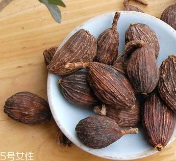 草果可以加蜂蜜吗 草果可以加蜂蜜 草果可以加蜂蜜吗 草果可以加蜂蜜