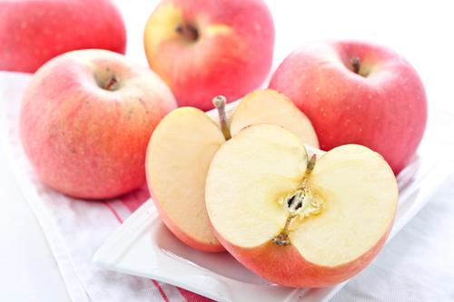 蒸苹果要去皮吗 苹果核可以蒸吗 蒸苹果要去皮吗 苹果核可以蒸吗