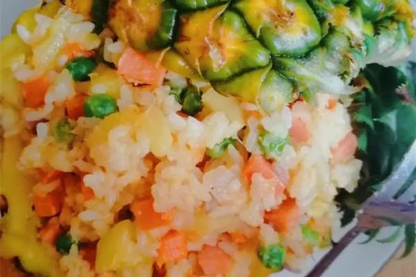 菠萝饭是哪里的特色 菠萝饭是甜的还是咸的 菠萝饭是哪里的特色 菠萝饭是甜的还是咸的