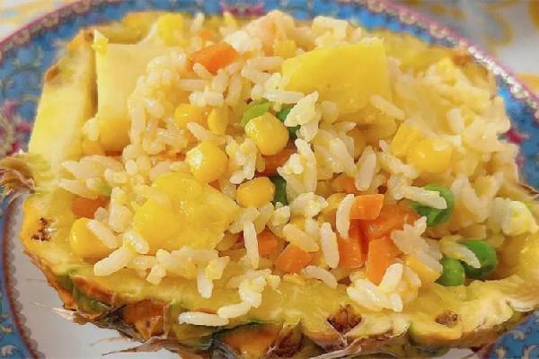 菠萝饭是哪里的特色 菠萝饭是甜的还是咸的 菠萝饭是哪里的特色 菠萝饭是甜的还是咸的