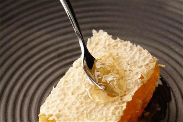 吃蜂巢蜜会过敏吗 吃蜂巢蜜过敏怎么办 吃蜂巢蜜会过敏吗 吃蜂巢蜜过敏怎么办