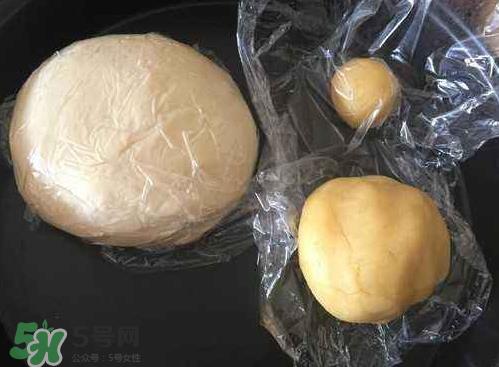 蛋黄酥油皮怎么揉出膜？蛋黄酥油皮不出膜怎么办？