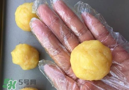 蛋黄酥油皮怎么揉出膜？蛋黄酥油皮不出膜怎么办？