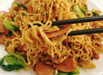 ​炒方便面的热量 炒方便面和煮方便面哪个热量高