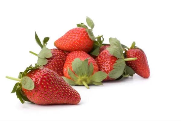 草莓用盐水洗好吗 草莓可以用淀粉洗吗