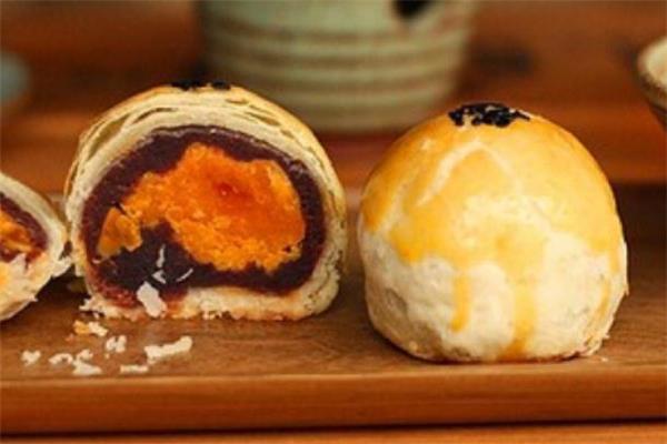 蛋黄酥可以放冰箱第二天烤吗 蛋黄酥放冰箱有影响吗