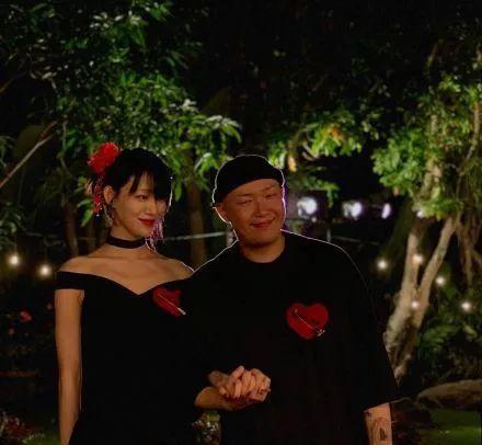 长着生人勿近脸的韩国超模崔素拉，就凭她穿黑婚纱的叛逆劲儿，粉了！