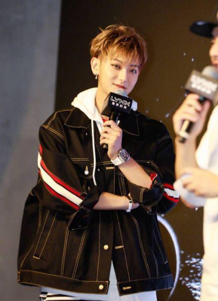 黄子韬深夜发文：晚安老婆，看清晒出的女孩是谁后，粉丝坐不住了