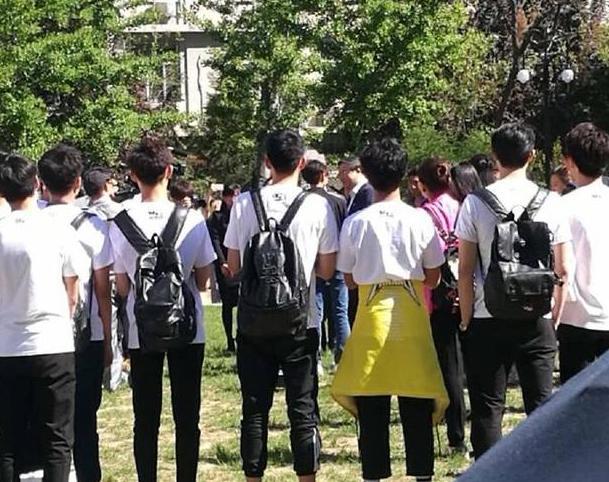 王俊凯现身北京理工大学，大学校长也疯狂追星王俊凯，为他点赞！