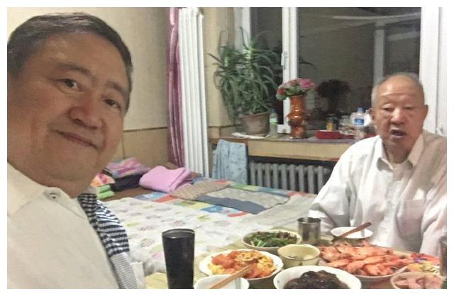 春晚笑脸哥近年首次在家过年，意外曝光家庭状况