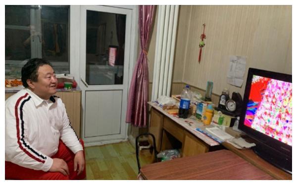 春晚笑脸哥近年首次在家过年，意外曝光家庭状况