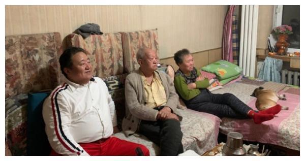 春晚笑脸哥近年首次在家过年，意外曝光家庭状况