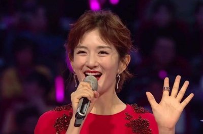 跨年晚会谢娜出丑:插话抢话,何炅尴尬救场,事后谢娜机智回应