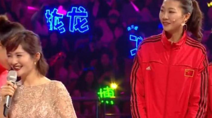 跨年晚会谢娜出丑:插话抢话,何炅尴尬救场,事后谢娜机智回应