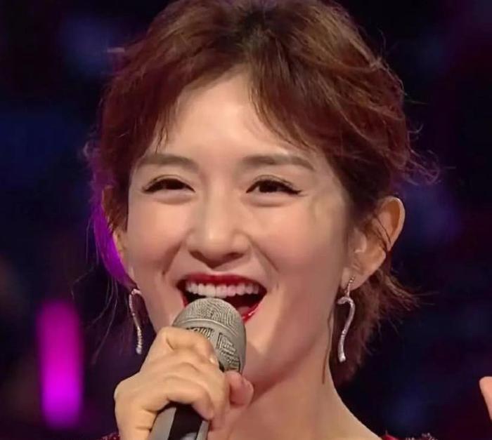 跨年晚会谢娜出丑:插话抢话,何炅尴尬救场,事后谢娜机智回应