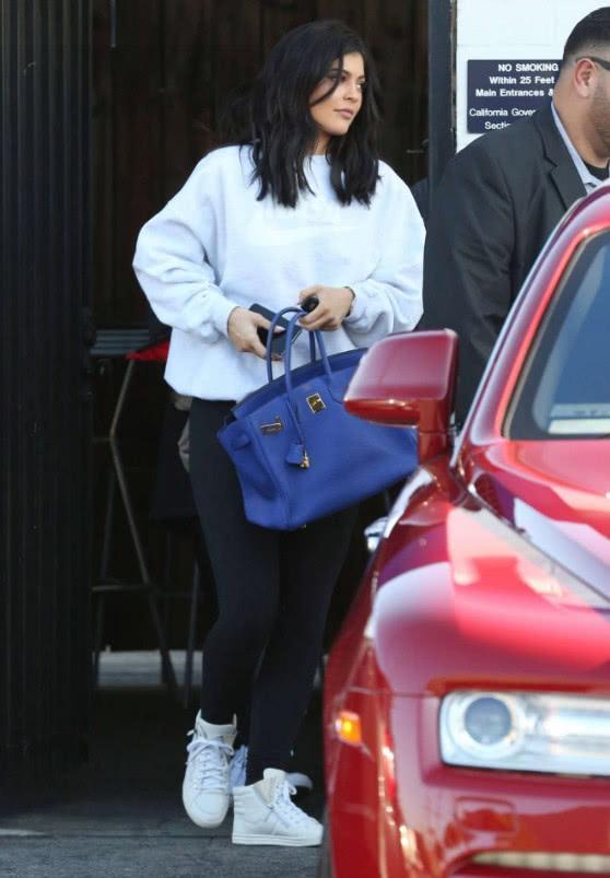 金小妹也玩豪放!主动撩衣秀身材,年仅21岁的凯莉詹娜发育太成熟