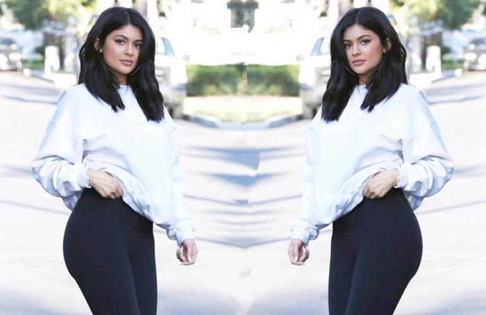 金小妹也玩豪放!主动撩衣秀身材,年仅21岁的凯莉詹娜发育太成熟