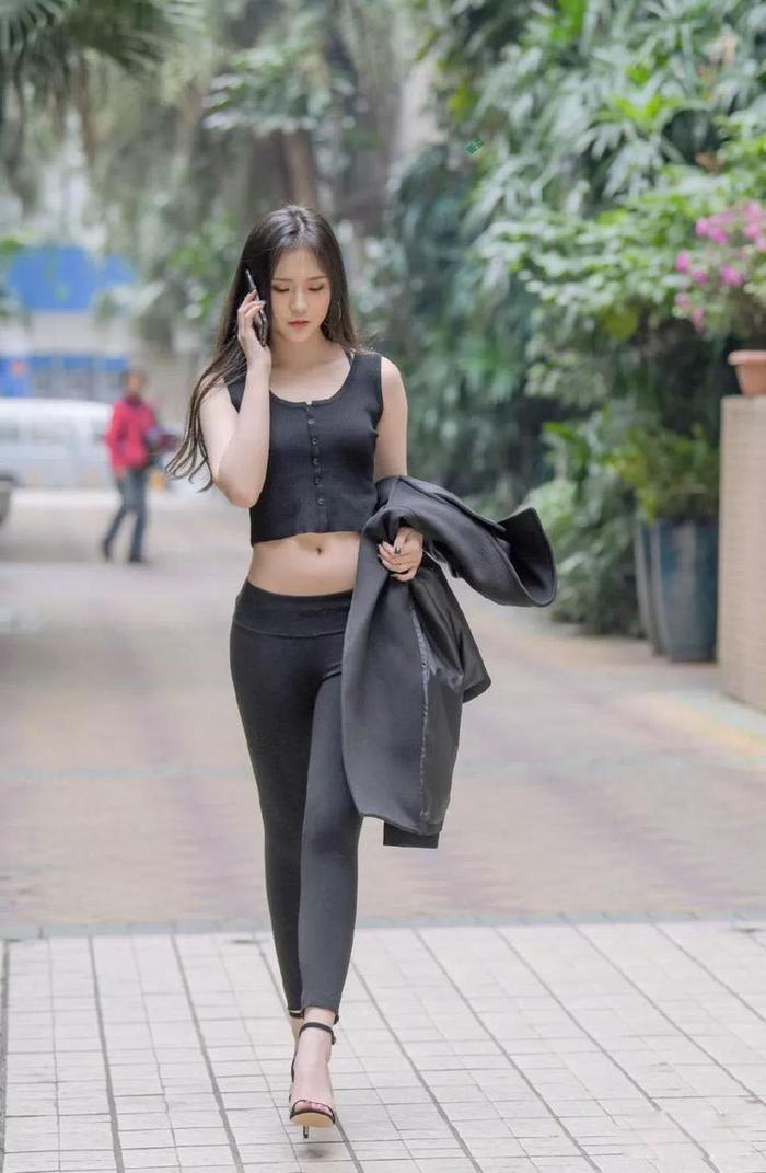 路人街拍:一身黑的性感“小腰精”,瑜伽裤+高跟鞋显腿长!