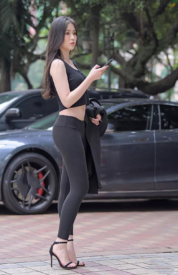 路人街拍:一身黑的性感“小腰精”,瑜伽裤+高跟鞋显腿长!