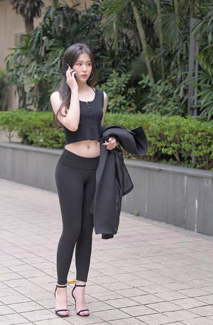 路人街拍:一身黑的性感“小腰精”,瑜伽裤+高跟鞋显腿长!