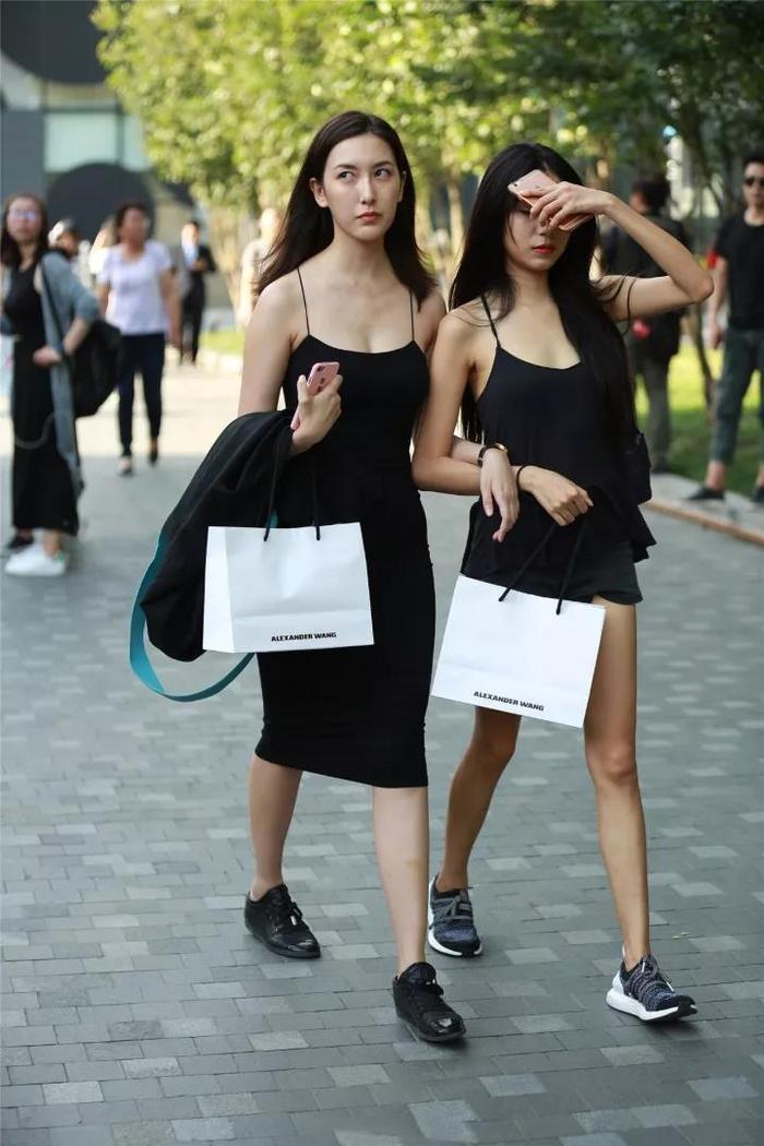 街拍：背影杀手，长得又很美很性感的美臀美女