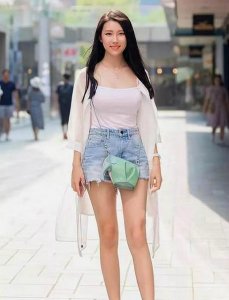 街拍,第三位美女身穿吊带裸胸装,颜值爆表,散发轻熟女气质