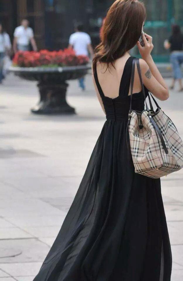 路人街拍, 黑色露背低胸长裙美女, 够低胸, 够有味, 美美的