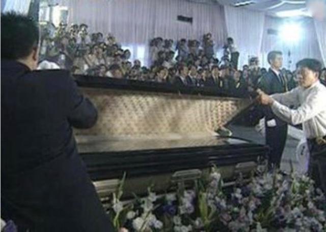 实拍邓丽君葬礼现场，规模浩大，享受少将葬礼待遇，旧爱成龙未到
