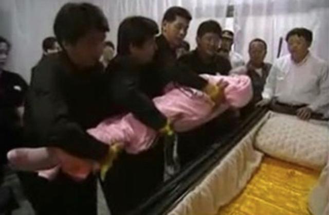 实拍邓丽君葬礼现场，规模浩大，享受少将葬礼待遇，旧爱成龙未到