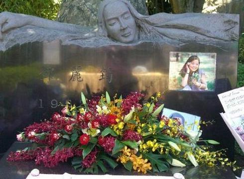 实拍邓丽君葬礼现场，规模浩大，享受少将葬礼待遇，旧爱成龙未到