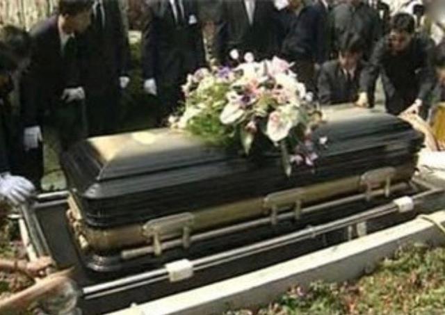 实拍邓丽君葬礼现场，规模浩大，享受少将葬礼待遇，旧爱成龙未到