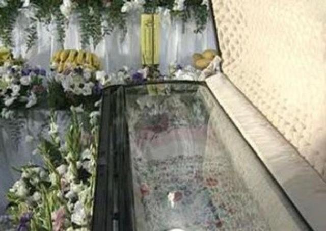 实拍邓丽君葬礼现场，规模浩大，享受少将葬礼待遇，旧爱成龙未到