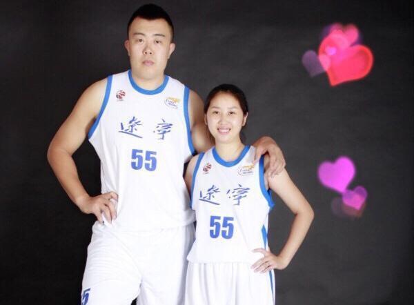 他是男篮“重量级”中锋，妻子美丽儿子可爱，如今仍未办婚礼