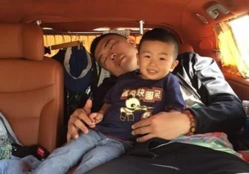 他是男篮“重量级”中锋，妻子美丽儿子可爱，如今仍未办婚礼