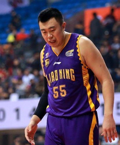 他是男篮“重量级”中锋，妻子美丽儿子可爱，如今仍未办婚礼